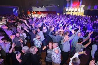 Zu „We will rock you“ gingen einige Gäste in die Knie: So furios feierten Besucher bei der Oldie-Party in der ausverkauften Plauener Festhalle - Die Oldie-Fans feierten ausgelassen in der rappelvollen Festhalle.