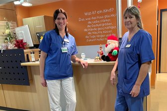 Zu Weihnachten im Klinikum: Wie es auch auf der Kinderstation im Erzgebirge etwas festlich wird - Constanze Kunzmann von der Kinderstation D5 und Jana Günther (v. l.) von der Frühchenstation haben schon einiges erlebt zur Weihnachtszeit im Auer Krankenhaus.