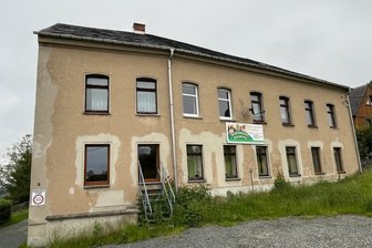 „Zu weit weg“: Kaffeeröster aus Leipzig will alten Kindergarten im Vogtland doch nicht - Der ehemalige Kindergarten Landwüst an der Straße Am Spitzenteich soll jetzt für einen verringerten Preis von 25.000 Euro zum Kauf angeboten werden.