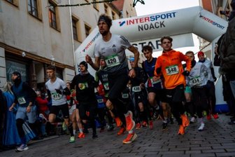Zu wenig Lebkuchenherzen aus Pulsnitz: Freiberger Adventslauf so begehrt wie noch nie - Start zum 6-Kilometerlauf: Nic Ihlow vom DHfK Leipzig mit der Startnummer 420 gewann auf dieser Laufstrecke mit einer Zeit von 18:31 Minuten.