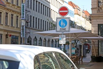 Zu wenig los: Zwickauer Hauptstraße wird Schwerpunkt im nächsten Stadtrat - Die Schilder „Fußgängerzone“ könnten durch das Schild „Spielstraße“ ersetzt werden.