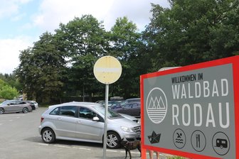 Zu wenig Parkplätze am Waldbad Rodau - Parkplatz am Waldbad Rodau.