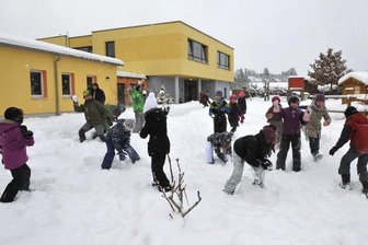 Zu wenig Platz für Kinder: Schule und Hort sollen erweitert werden - Mehr Platz zum Toben sollen die Kinder auch draußen bekommen. Ein neuer Sportplatz ist geplant.