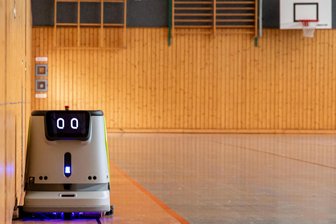 Zu wenig Reinigungspersonal im Erzgebirge: Wenn des Nachts alle schlafen, putzen die Roboter - Da ist er: Der Reinigungsroboter Pudu putzt die 1300 Quadratmeter in der Neveon-Arena von Burkhardtsdorf - in etwa anderthalb Stunden.