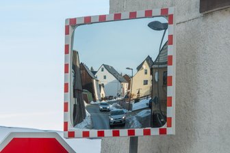 Zu wenige Unfälle: Kein Verkehrsspiegel an Kreuzung im Vogtland - Einen Verkehrsspiegel wird es an der Kreuzung Alter Schulweg/Hauptstraße nicht geben.