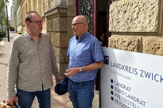 Zu wenige Unterschriften gesammelt: Wagenknecht-Partei darf in zwei Zwickauer Wahlkreisen nicht antreten - BSW-Funktionäre Heiko Döhler und Bernd Rudolph vor dem Zwickauer Landratsamt: Gemischte Gefühle nach der Sitzung des Kreiswahlausschusses.