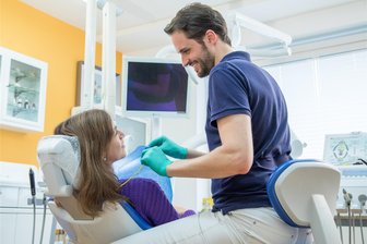 Zu wenige Zahnärzte in Mittelsachsen: Was wird gegen den Mangel getan? - Für Zahnarztpatienten wird es in Mittelsachsen immer schwerer, einen Behandlungsplatz zu finden, wenn eine Praxis ohne Nachfolger schließt (Symbolbild).