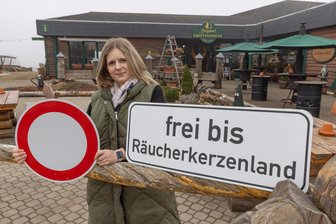 Zubringer im Erzgebirge bald in zwei Bereichen gesperrt: Räucherkerzenland-Betreiber in großer Sorge - Das Crottendorfer Räucherkerzenland, im Bild Beatrix Nowarra, liegt direkt an der S 268.