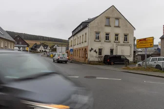 Zubringer zum Fichtelberg soll Langzeitbaustelle werden: Bangen um Zeitplan im Erzgebirge - 2025 soll eigentlich der Ausbau der S 268 in Crottendorf in Richtung Neudorf beginnen – unter anderem. Doch noch ist unklar, ob das Land Sachsen dafür Geld hat.