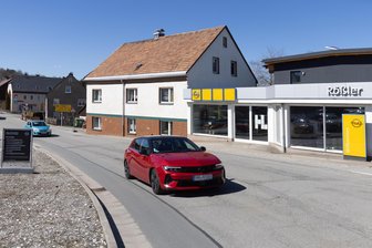 Zubringer zum Fichtelberg wird in drittem Bereich gesperrt: Warum das so gewollt ist - Die S 268/Neudorfer Straße in Crottendorf soll nach Ostern für Monate gesperrt werden.