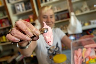 „Zuckerle-Anni“ steht seit 46 Jahren hinter dem Ladentisch: Geschichte des Schlemmerlands Falkenstein - Rosa und weiße Schaum-Mäuse sowie Gummischlangen und -tiere gibt es bei Margitta Füger noch lose in die Tüte. Vor 28 Jahren taufte Füger das traditionelle Geschäft „Schlemmerland“. Die Falkensteiner nennen den Laden seit eh und je „Zuckerle-Anni“. Der Name geht auf die Vorgängerin zurück.
