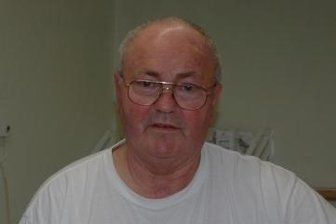 Zuckermännle-Bäcker hat aufgehört - Bernd Holzmüller und seine "Zuckermännle" auf einem Foto von 2014.