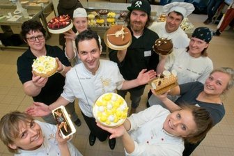 Zuckersüßer Blick über den Tellerrand - Starkonditor Fabian Sänger inmitten seiner Kursteilnehmer und ihrer süßen Kreationen. Sein Credo: Klassische Rezepte in neuem Gewand.