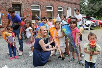 Zuckertüte als exotisches Geschenk - Projektleiterin Elisabeth Schenker, Sozialarbeiterin der Diakonie Zwickau, verteilt Zuckertüten an die Kinder aus Afghanistan, Syrien oder Tschetschenien.