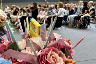 Zuckertüten-Kunstwerke versüßen Abc-Schützen im Erzgebirge den Schritt ins „Abenteuer Schulzeit“ - 2906 Mädchen und Jungen sind im Erzgebirgskreis am Wochenende eingeschult worden, wie hier in Schwarzenberg.