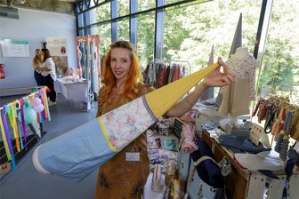 Zuckertüten und Hochzeitsmode: Ungewöhnliche Messe im Lichtensteiner Kulturpalais - Peggy Herbst aus Chemnitz präsentierte bei der Messe im Kulturpalais Zuckertüten der besonderen Art - die Stoffbezüge können nach dem Schulanfang für andere Zwecke verwendet werden.