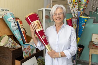 Zuckertüten und Papp-Eier aus dem Erzgebirge: Familienbetrieb lädt zum Familienfest ein - Ursula Nestler führt Nestler Feinkartonagen in dritter Generation. Die Ursprünge liegen im Jahr 1894.