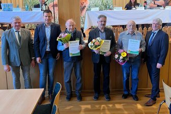 Züchter aus dem Erzgebirge zum Meister der sächsischen Rassekaninchenzucht ernannt - Zum Meister der sächsischen Rassekaninchenzucht ernannt: Wolfgang Meyer (3. v. l.) vom S 332 Mildenau.