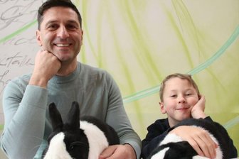 Züchter beobachtet: Das Interesse an der Kleintierhaltung wächst wieder - Der Leiter des Territorialverbandes, Ronny Tunger aus Plauen, züchtet Holländerkaninchen. Sohn Marc macht die Sache großen Spaß. 