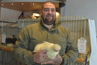Züchter präsentieren in der Hagerscheune 92 Tiere - und gedenken ihres verstorbenen Vorsitzenden - Ronny Koch erhielt für seine Zwerg-Seidenhühner (im Foto) und Zwerg-Lachshühner gleich mehrfach Preise.