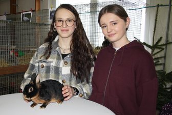 Züchter, Publikum, Spitzenbewertungen: Trünziger Kaninchenschau gelingt großer Auftritt - Die Jungzüchterinnen Deborah Schmidt (l.) und Pauline Gräf hatten auch teilgenommen.