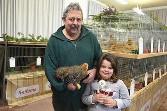 Züchterverein im Vogtland zeigt mehr Tiere - trotz Verluste durch Marder und Fuchs - Züchter-Urgestein Thorsten Steiniger mit seiner Enkelin Milla.