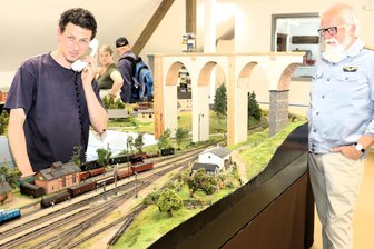 Züge en miniature rollen im Alten Bahnhof in Eppendorf - Tobias Wolf (links) und Bernd Rüger gehören zu den Modellbahnfreunden Eppendorf.