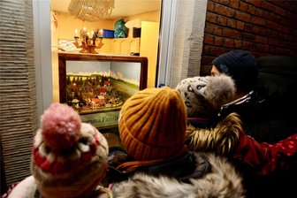 Züge im Herolder Bahnhof sorgen jeden Abend für Begeisterung - Jeden Abend kommen Familien zum Bahnhof nach Herold, um die Miniatur-Züge zu sehen.