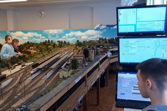 Züge selbst steuern: Modellbahn-Ausstellung in Stollberg zum Mitmachen - Wer Lust hat, kann am Stellpult selbst tätig werden.