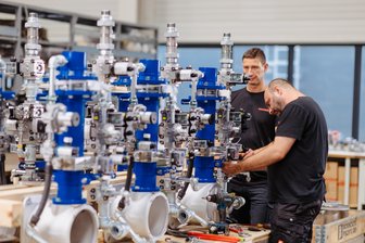 Zündende Ideen aus Oederan für Energiewende in der Industrie - Wie in einer Manufaktur: Noxmat-Mitarbeiter David Wolfram (li.) und Lars Tamme fertigen Industriebrenner.