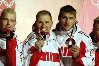 Zufällige Entdeckung: Vogtland hat einen Olympiasieger mehr - René Hoppe (2. von links) gewann bei Olympia 2006 Gold im Viererbob von André Lange (links) mit Kevin Kuske und Martin Putze (rechts). Dass er in Oelsnitz im Vogtland geboren ist, ist nahezu unbekannt.