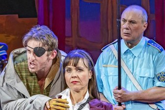 Peniaska, Voss Kuzn Peter Peniaška (links) als "Verrückter", Susanna Voß als Journalistin und Andreas Kuznick als Wachtmeister in "Zufälliger Tod eines Anrchisten" auf der Freiberger Bühne des Mittelsächsischen Theaters. ik