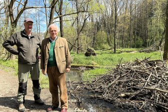 Zufahrten blockiert und Wanderweg gesperrt: Gartenbesitzer in Chursdorf sind empört - Prinz erklärt Warum - Waldbesitzer Albrecht Prinz von Schönburg-Hartenstein (rechts) sieht gute Gründe darin, Zufahrten in Chursdorf zu sperren.