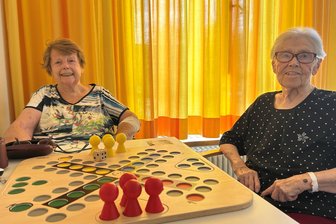 Zufallsbegegnung im Freiberger Krankenhaus: Zwei Seniorinnen aus Brand-Erbisdorf treffen sich nach 82 Jahren wieder - Christa Jahnert (l.) und Ruth Plattner gingen einst zusammen zur Schule.