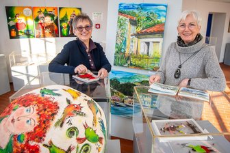 Zufallsbekanntschaft führt zu gemeinsamer Ausstellung in Olbernhau - Manuela Stock (l.) und Petra Samek stellen erstmals gemeinsam in Olbernhau aus.