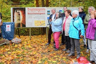 Zufallsfund verknüpft Geschichte der beiden riesigen Ziegelbrücken - Christa Trommer erklärt an dem an die Göltzschtalbrücke umgelagerten Fundstück Details zur Elstertalbrücke.