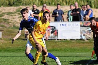 Zufriedenheit trotz eines torlosen Remis - Viele Zweikämpfe, aber der Ball zappelte nicht im Netz: Luca Rudolph (r.) und der SV Geringswalde trennten sich von Tabellenführer Barkas Frankenberg, hier mit Kalle Kretzschmar, 0:0. 