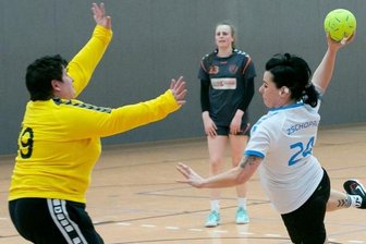 Zufriedenstellender Auftritt reicht nicht für Punkte - Melanie Bartl erzielt einen ihrer vier Treffer gegen Torhüterin Diana Fischer vom SV Schneeberg III.