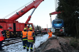 Zug aus Tschechien im Erzgebirge entgleist - Spezialkran muss zum Einsatz kommen - Mit einem Spezialkran der Deutschen Bahn wurde der Zug am Sonntagnachmittag wieder aufs Gleis gehoben.