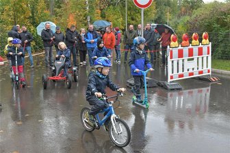 Zug bei Freiberg: Endlich wieder freie Fahrt auf der Dorfstraße - Die Dorfstraße in Zug ist wieder frei. Darüber freute sich der Freiberger Oberbürgermeister Sven Krüger (hinten, 3.v.l). Die Kinder nahmen die neue Piste als erstes in Besitz – mit Fahrrädern, Rollern und Tretautos.