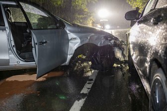 Zug bei Freiberg: Hoher Sachschaden bei Unfall mit drei Fahrzeugen - Drei Fahrzeuge waren an einem Unfall am Montagabend in Freiberg-Zug beteiligt.