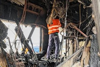Zug der Vogtlandbahn geht am Bahnhof in Flammen auf - Experten begannen am Tag danach mit Untersuchungen im Inneren des ausgebrannten Regio-Shuttle.