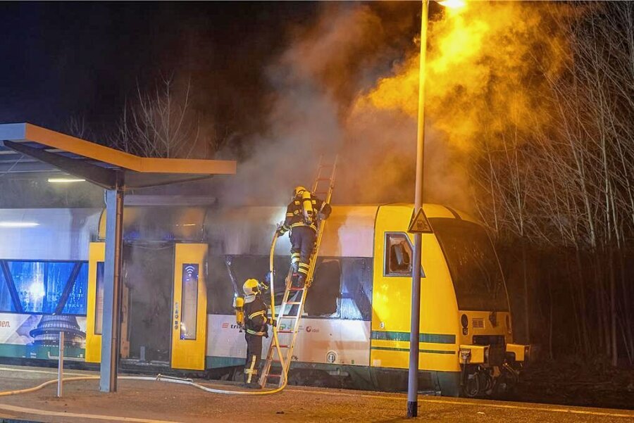 Zug der Vogtlandbahn geht an Auerbacher Bahnhof in Flammen auf - Feuerwehrleute aus Auerbach und Rebesgrün waren rund zweieinhalb Stunden mit dem Löschen des Triebwagens beschäftigt. Zunächst dämmten sie die Flammen mit Wasser ein, dann löschten sie mit Schaum.