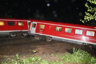 Zug entgleist, Straßen überflutet: Unwetter vor allem in Thüringen - Nach einem Erdrutsch ist am Freitagabend in Stadtroda ein Regionalzug entgleist, der von Glauchau nach Göttingen unterwegs war.