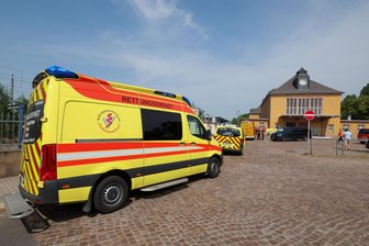 Zug erfasst Person am Bahnhof in Glauchau: Bahnstrecke war am Sonntag rund zwei Stunden gesperrt - Feuerwehr und Rettungsdienst waren am Sonntagnachmittag am Bahnhof in Glauchau im Einsatz.