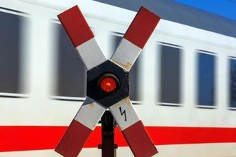 Zug fährt über Traktorreifen - Zeugen gesucht -