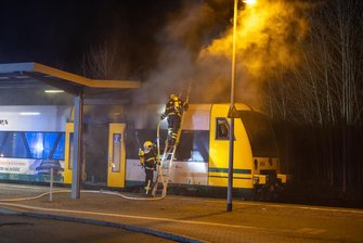 Der Zug fuhr brennend in den Bahnhof ein.