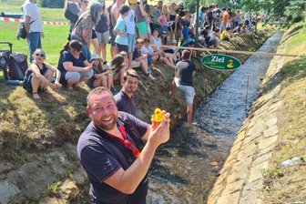 Zug: Jugendfeuerwehr begeistert mit originellem Entenrennen in Langenrinne - Dirk Bellmann, Wehrleiter der FFW Zug, mit dem Sieger des Entenrennens zu 600 Jahre Langenrinne.