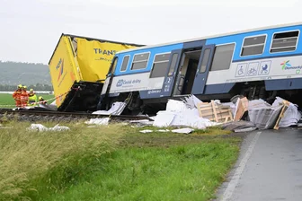 Zug kollidiert in Tschechien mit Lastwagen - Bei Prostejov in Tschechien sind ein Personenzug und ein Lastwagen zusammengestoßen.