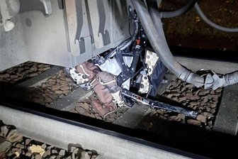 Zug prallt mit leeren Kinderwagen in Burgstädt zusammen – Zugführer unter Schock - Die Überreste des Kinderwagens, gegen den die Bahn in der Nacht zum Sonntag geprallt ist.